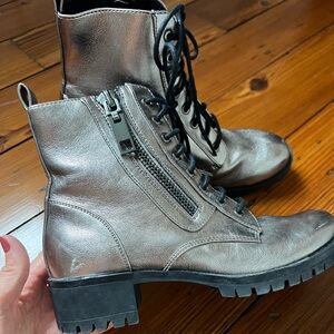 women's Doce Vita metallic combat boots size 6